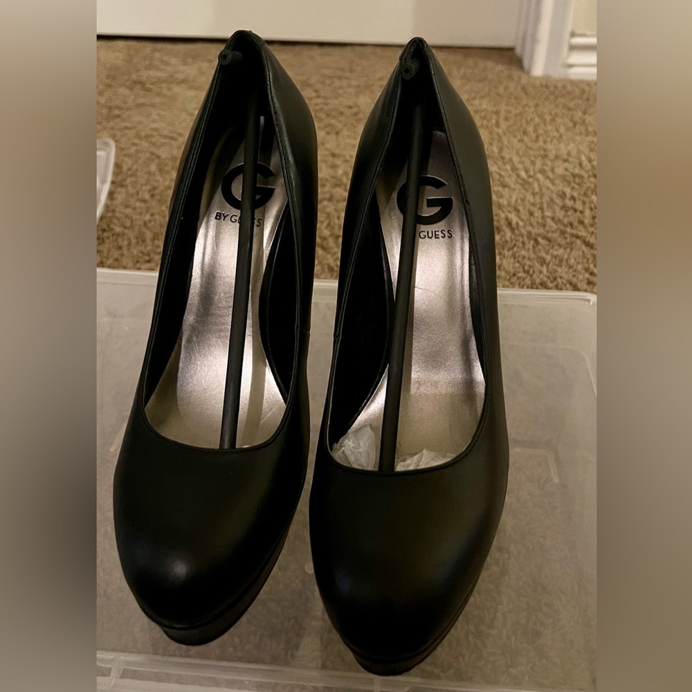 Classic black pump size 7.5, G by Guess